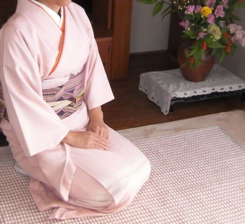 tư thế tiêu chuẩn khi ngồi nếu mặc Kimono